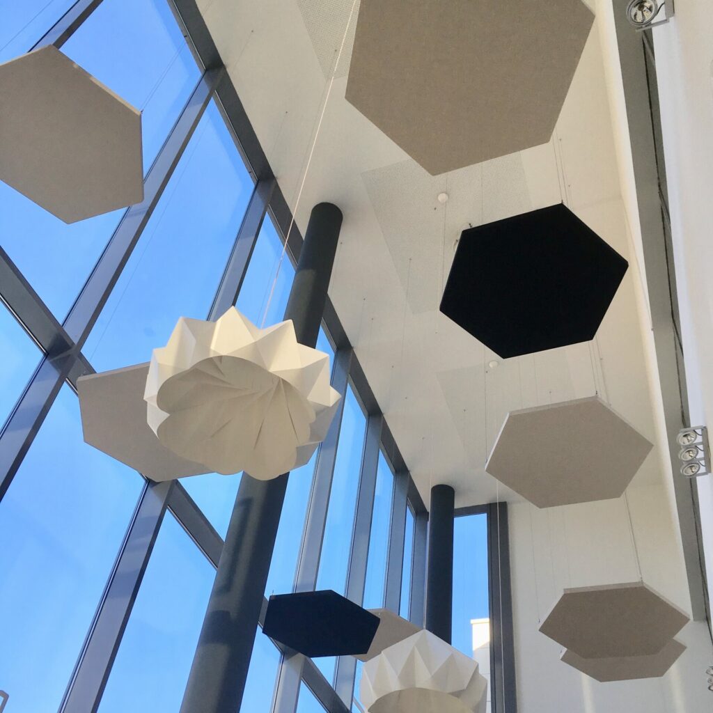panneaux acoustiques hexagonaux suspendus
