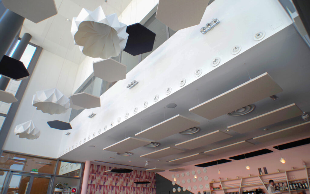 panneaux acoustiques suspendus dans un restaurant pour réduire le bruit
