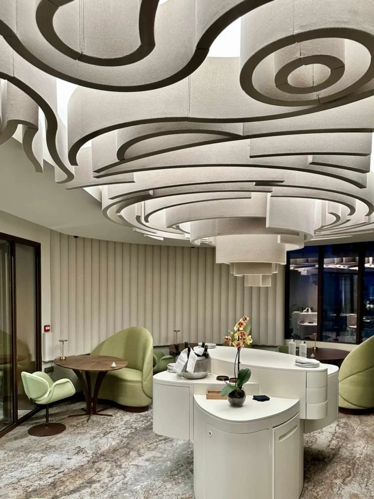 Plafond acoustique décoratif sur mesure