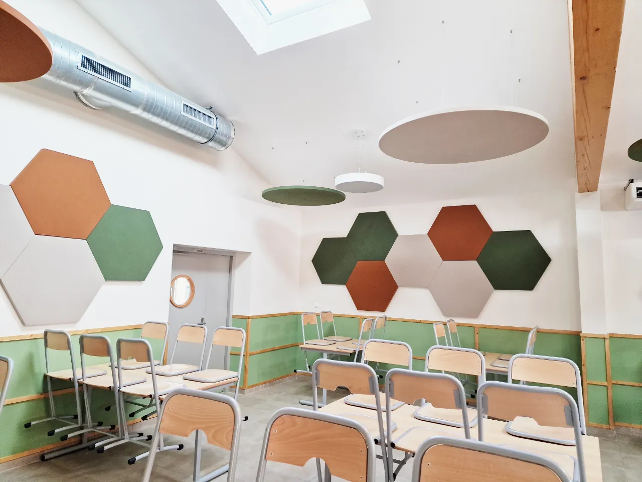 Panneaux acoustiques dans une cantine scolaire