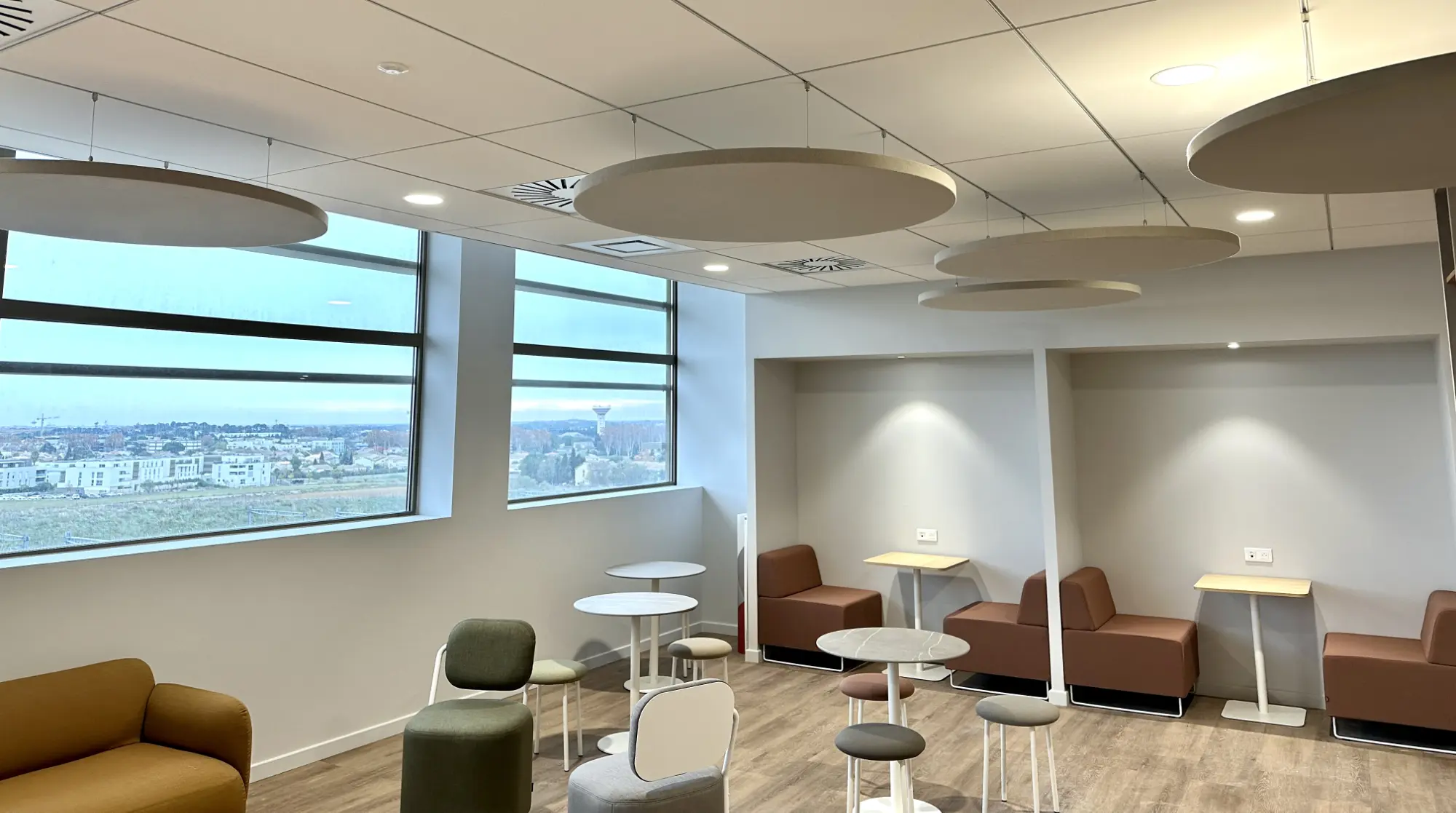 Panneaux acoustiques décoratifs dans un espace de travail
