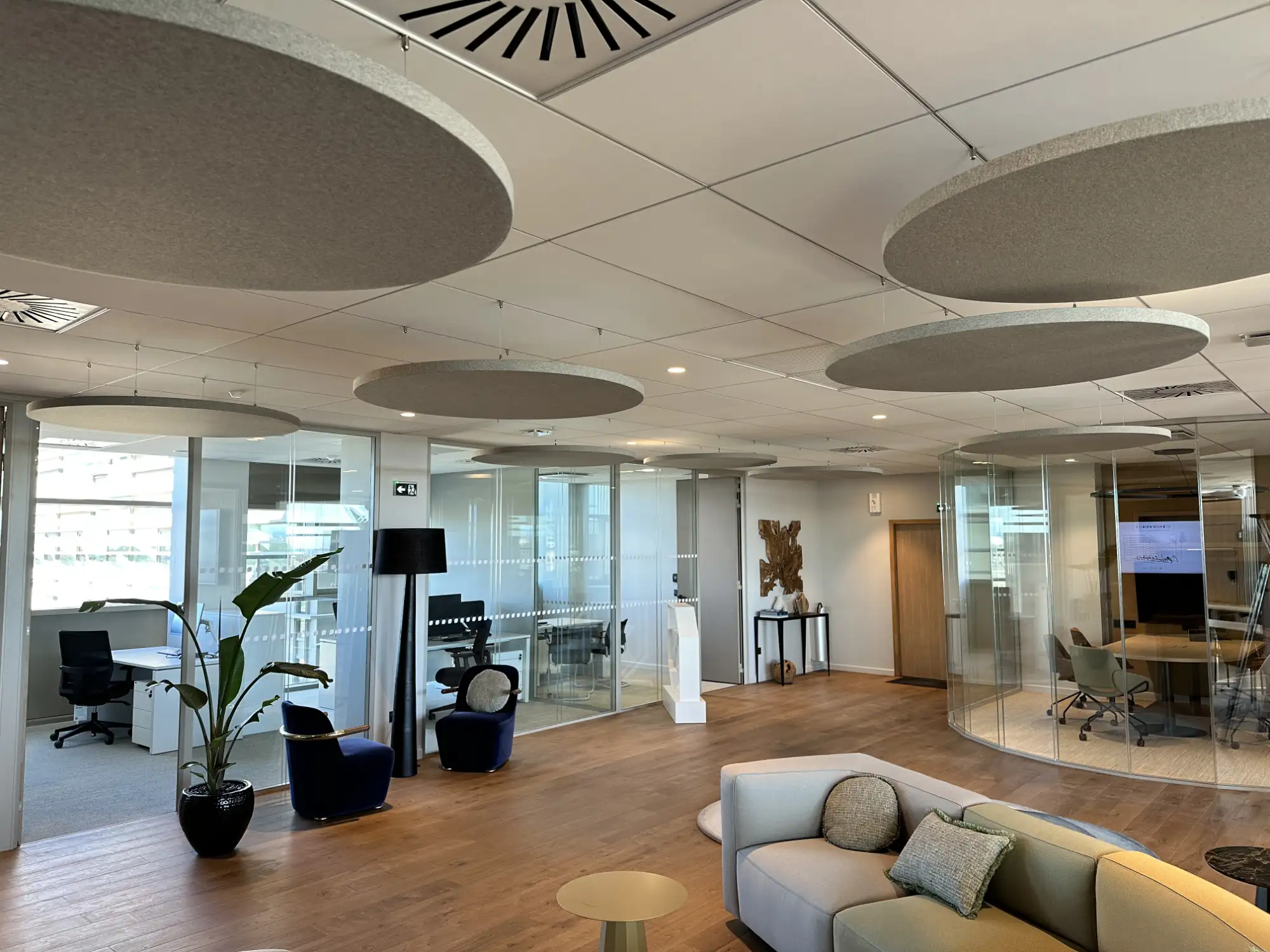 Panneaux acoustiques ORBIS suspendus dans des bureaux à Montpellier