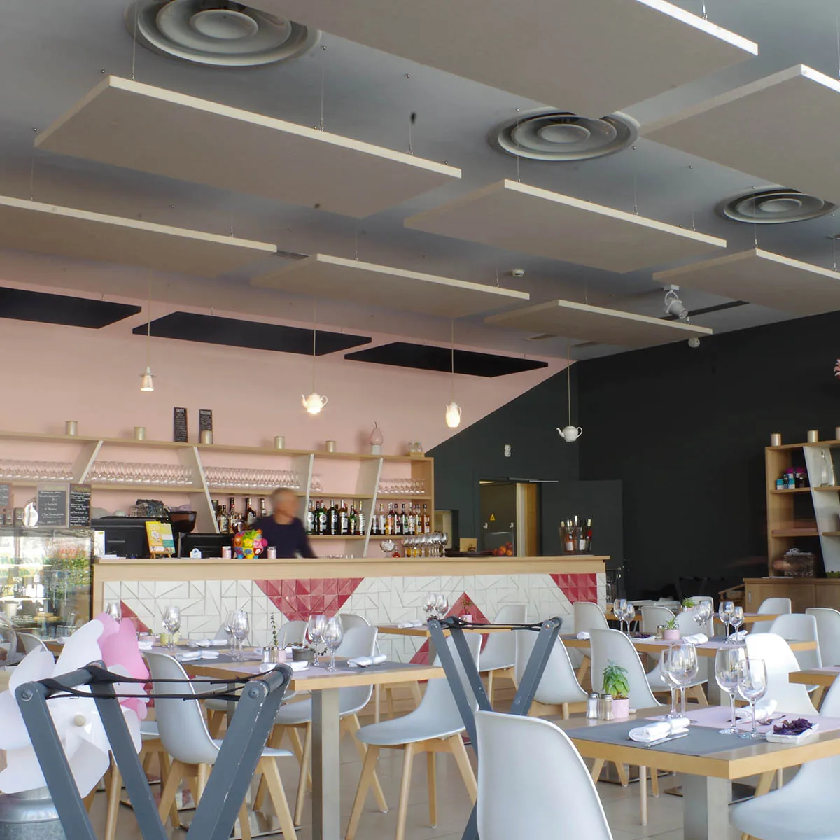 Salle de restaurant équipée de panneaux acoustiques LINA