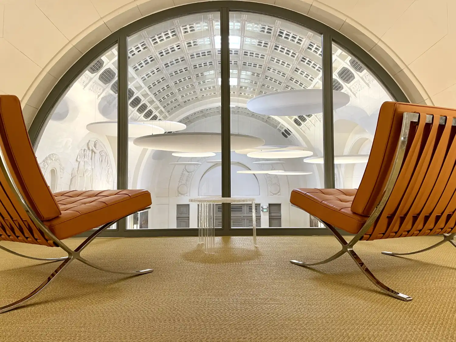 Panneaux acoustiques décoratifs dans une salle événementielle