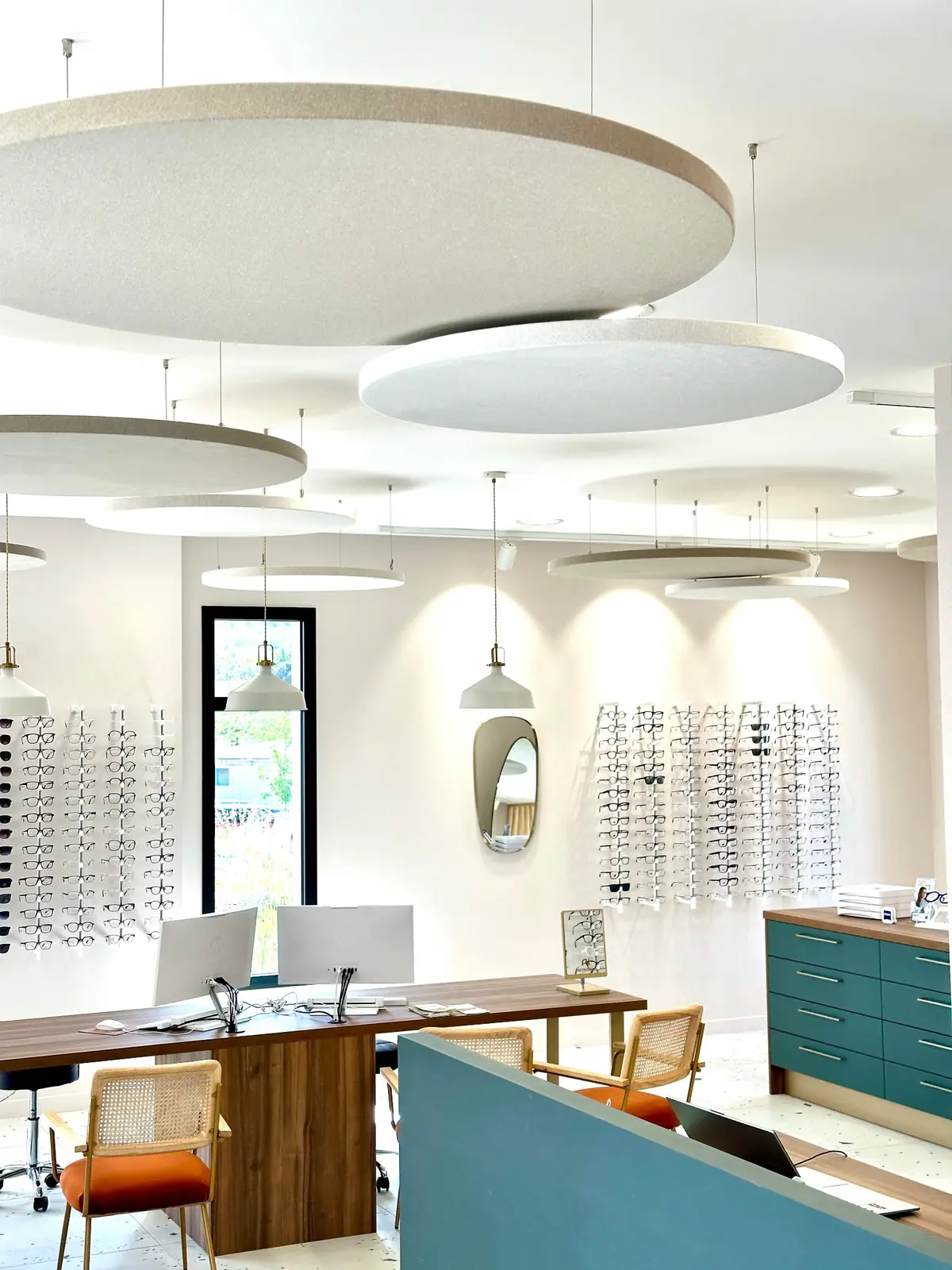 Panneaux acoustiques suspendus au-dessus de l’espace de conseil d’un opticien