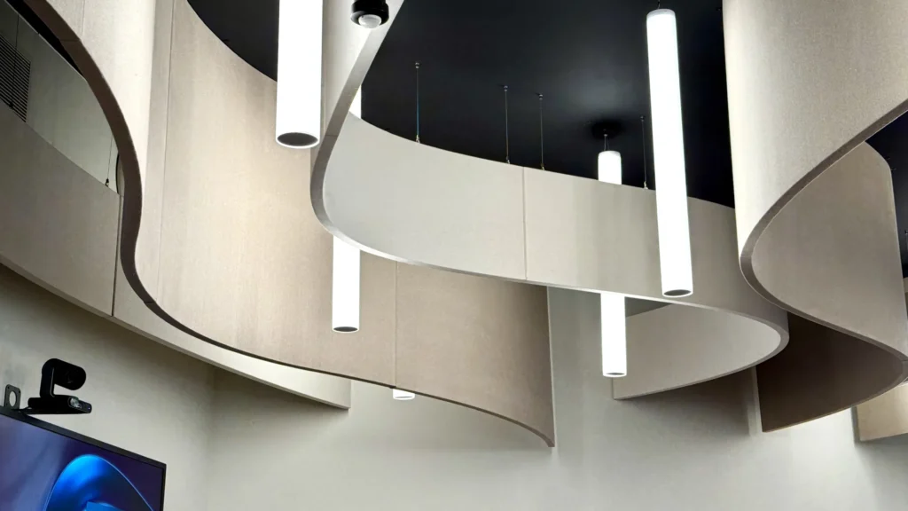 Vagues acoustiques ROTA en Lin naturel et blanc cassé au plafond de l’amphithéâtre de Pau Béarn Habitat.
