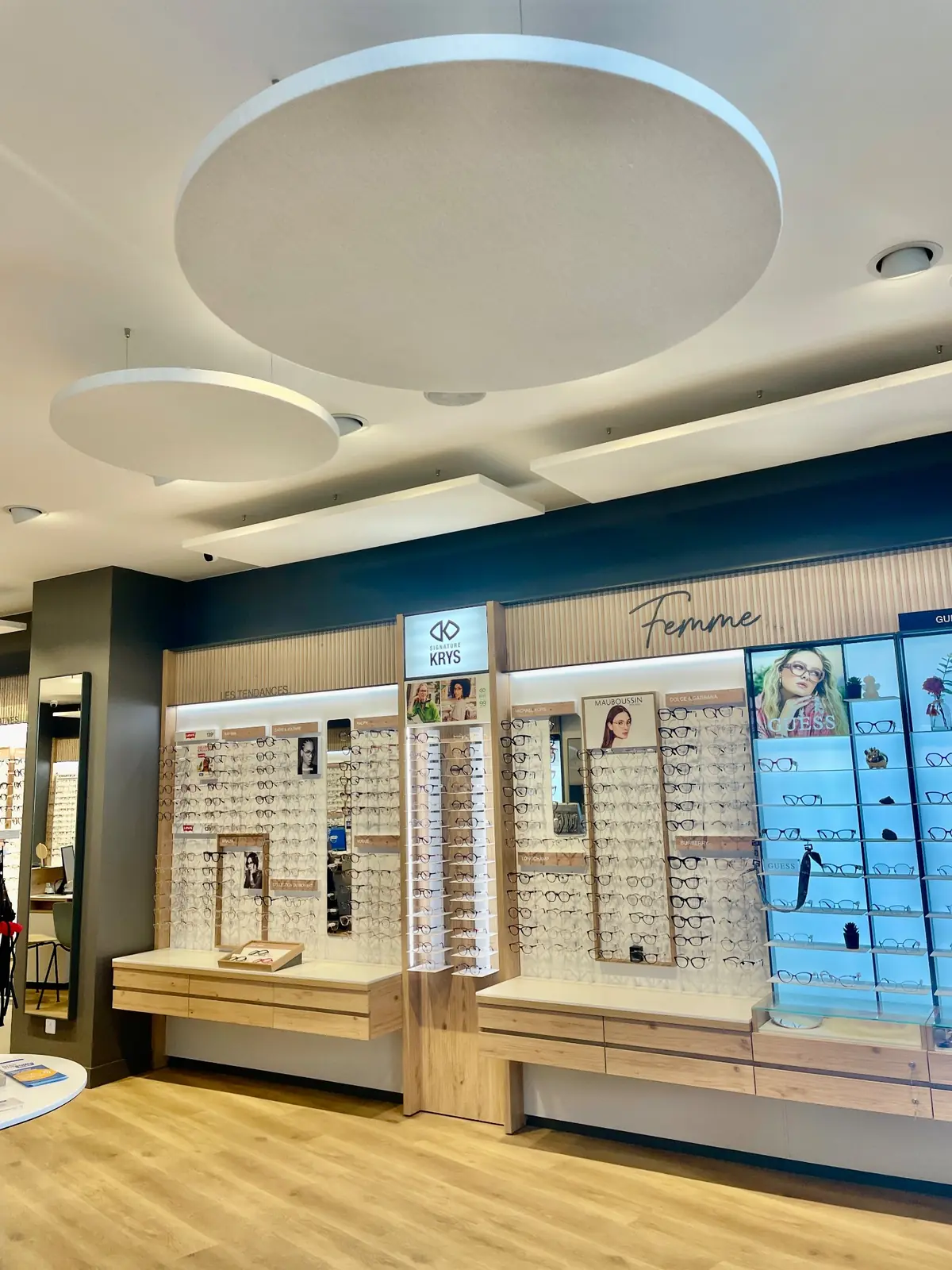 Traitement acoustique suspendu dans un magasin d’optique