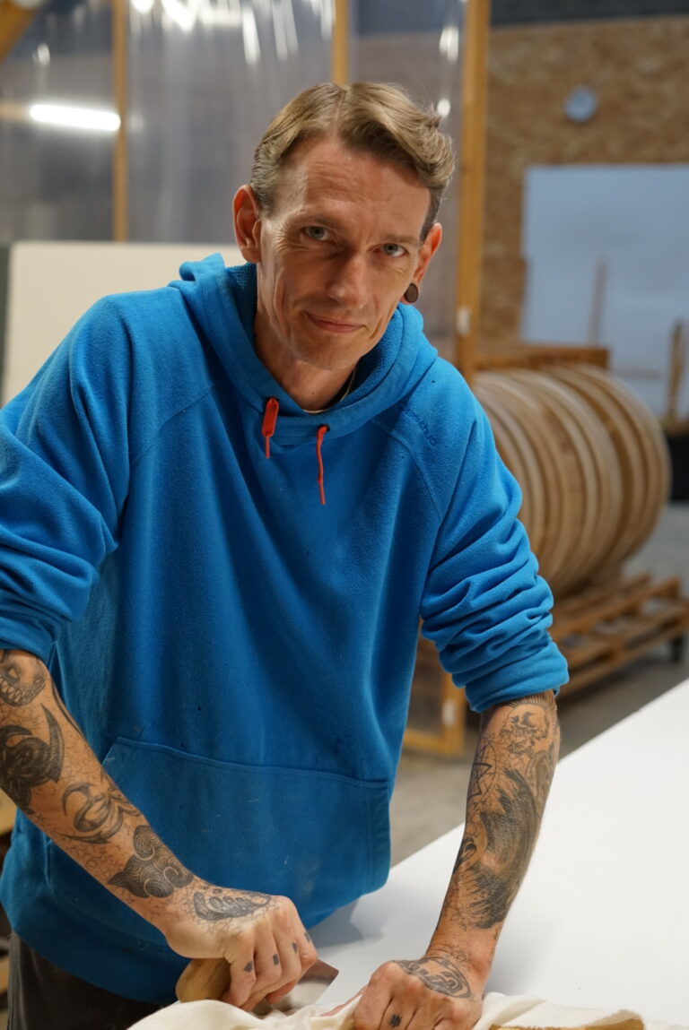 Ian, responsable de production chez LINA, à son poste de travail dans l’atelier.