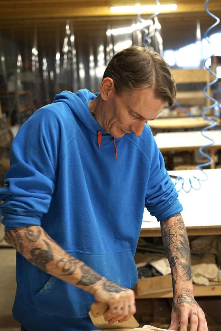 Ian travaille à la fabrication d’une pièce dans l’atelier de production LINA.